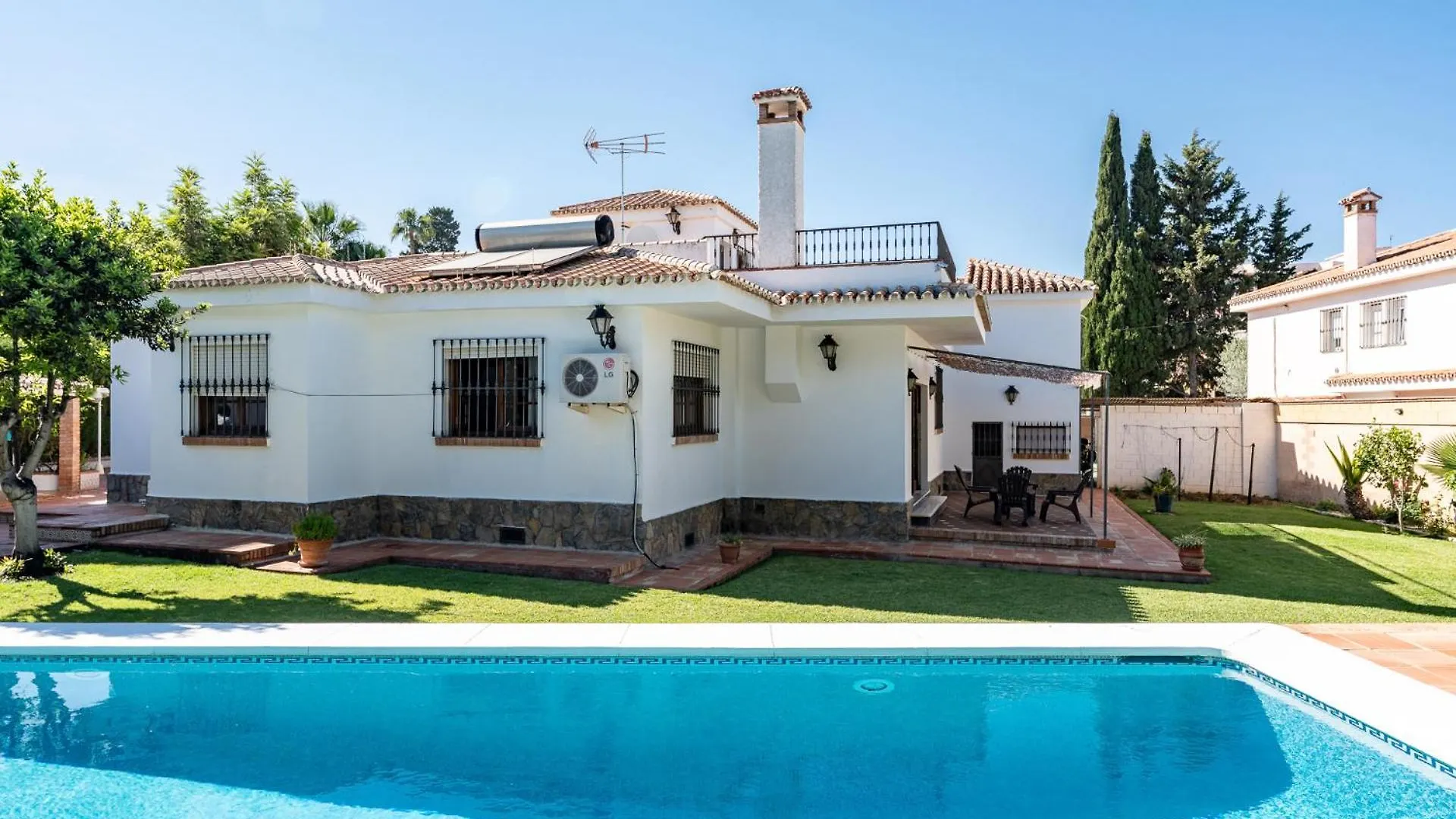 Villa con piscina en Churriana Malaga 0*,